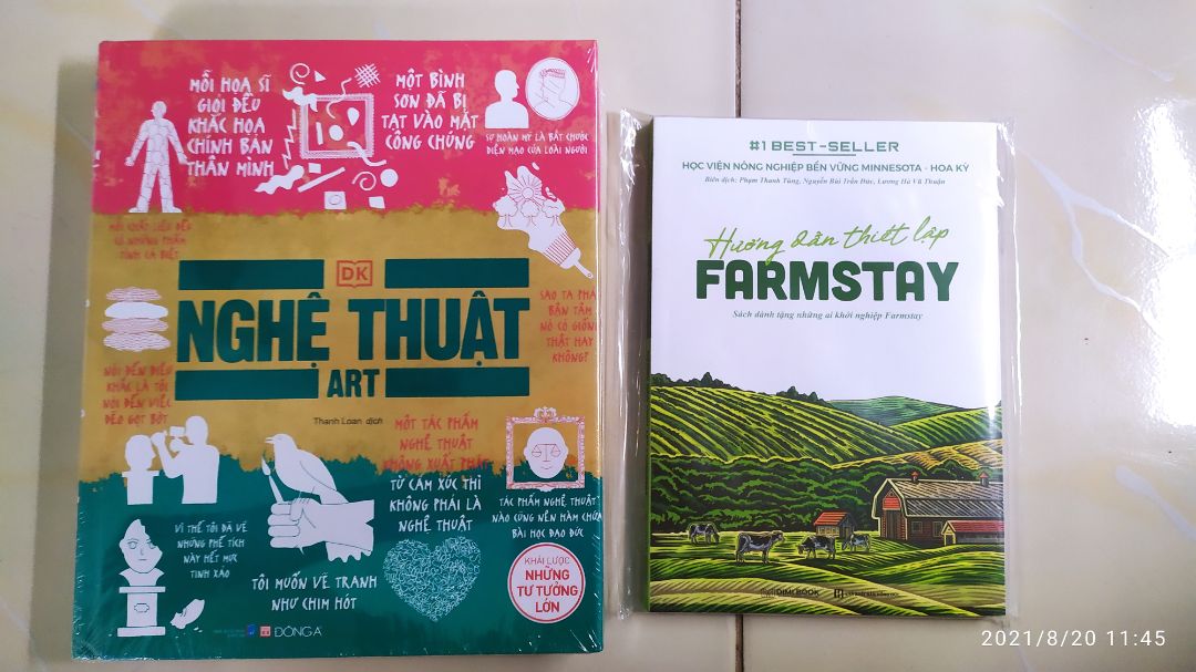 Sách được bọc 2 lớp nilong nên không bị trầy, chỉ có gáy sách bị móp một chút, có lẽ bị va đập khi vận chuyển, vì hộp caton bị móp, rách. Giao hàng chậm hơn dự kiến (Đặt 8/8, dự kiến giao 17/8, thực giao 20/8), nhưng tình hình hình dịch bệnh này thì đành vậy. Ngoài ra chất lượng ok.