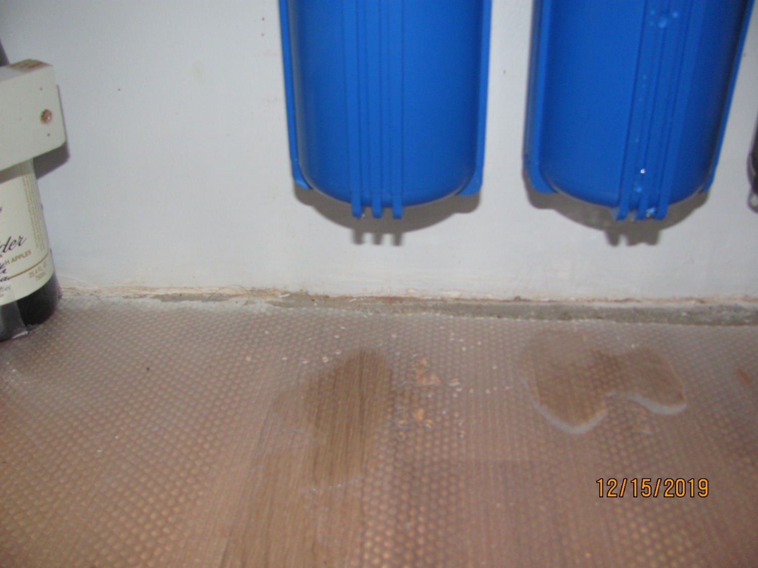 Bộ lọc nước bị rỉ ở bình số 2 và 3, riêng ở 2 đầu In và Out thì không bị rỉ.  Tôi gởi kèm tất cà 5 hình để Tiki nhận xét.

Yêu cầu gởi người tới nhận hàng trã về.  Đây không phải là lổi của tôi!