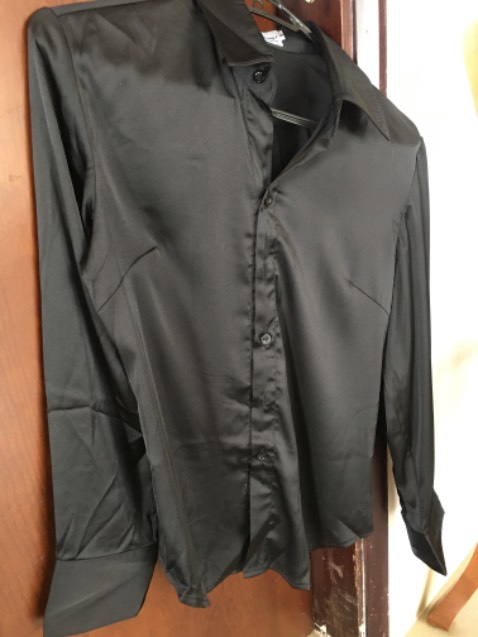 nhỏ gọn, đẹp, dễ sử dụng. áo lụa gập cất đi mấy năm, chuyển nhà 3 lần, giờ bỏ ra ủi thử, rất phẳng. khi ủi ko lắp đầu chải vải nhé, và dí sát vô áo thì phẳng nhanh. Hình mặt trước áo là ủi rồi, mặt sau và cánh tay áo là chưa ủi.