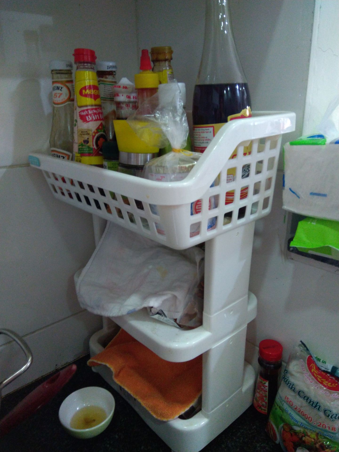 Mua lần thứ 3, thấy kệ dày chịu lực tốt, lần 1 , 2  kệ bị ố, trầy sơ nên ko nói.
Lần 3 mua quá tệ, bánh xe 4 bánh có 2 bánh xoay ko được, dính nhựa dư tùm lum. Hàng Việt Nam , tiêu chuẩn Nhật Bản như vầy thì bye bye nhé.