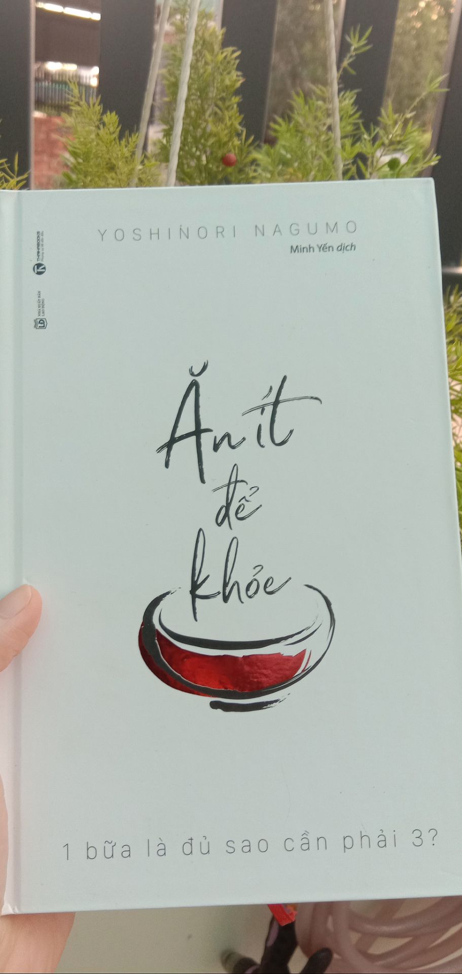 Ăn ít nhưng phải sạch phải bổ sung đầy đủ vitamin thì hiểu tại sao nước Nhật hay sản xuất ra các dạng gói bán tại các cửa hàng tiện lợi. Nghe ăn ít tưởng là tiết kiệm kha khá ai dè khá tốn kém nha quý dị. Sách hay nên đọc. Còn thực hiện được hay không do bản thân mình có sự duy trì điều độ và sự tự giác một cách kỉ luật hay không thôi. Thôi làm cốc trà đào đã :))?