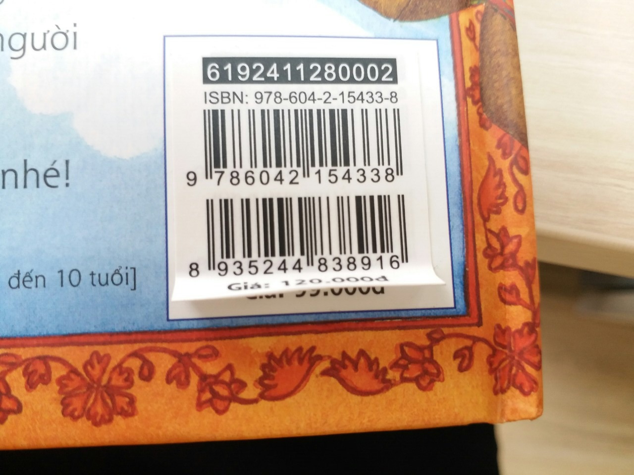 Mình mới nhận được cuốn này của Tiki. Sách đep bởi mình đã mua vài cuốn trong bộ này.
Nhưng mình phản ảnh chút khi nhận hàng và thấy không vui.
Sách đề giá bán 120.000 nhưng thực tế giá in ở nhà sản xuất 99.000
Có cái đề can dán đè lên (thay đổi từ 99.000 lên 120.000)
Mình chưa gặp cuốn nào mua ở Tiki như trường hợp này.