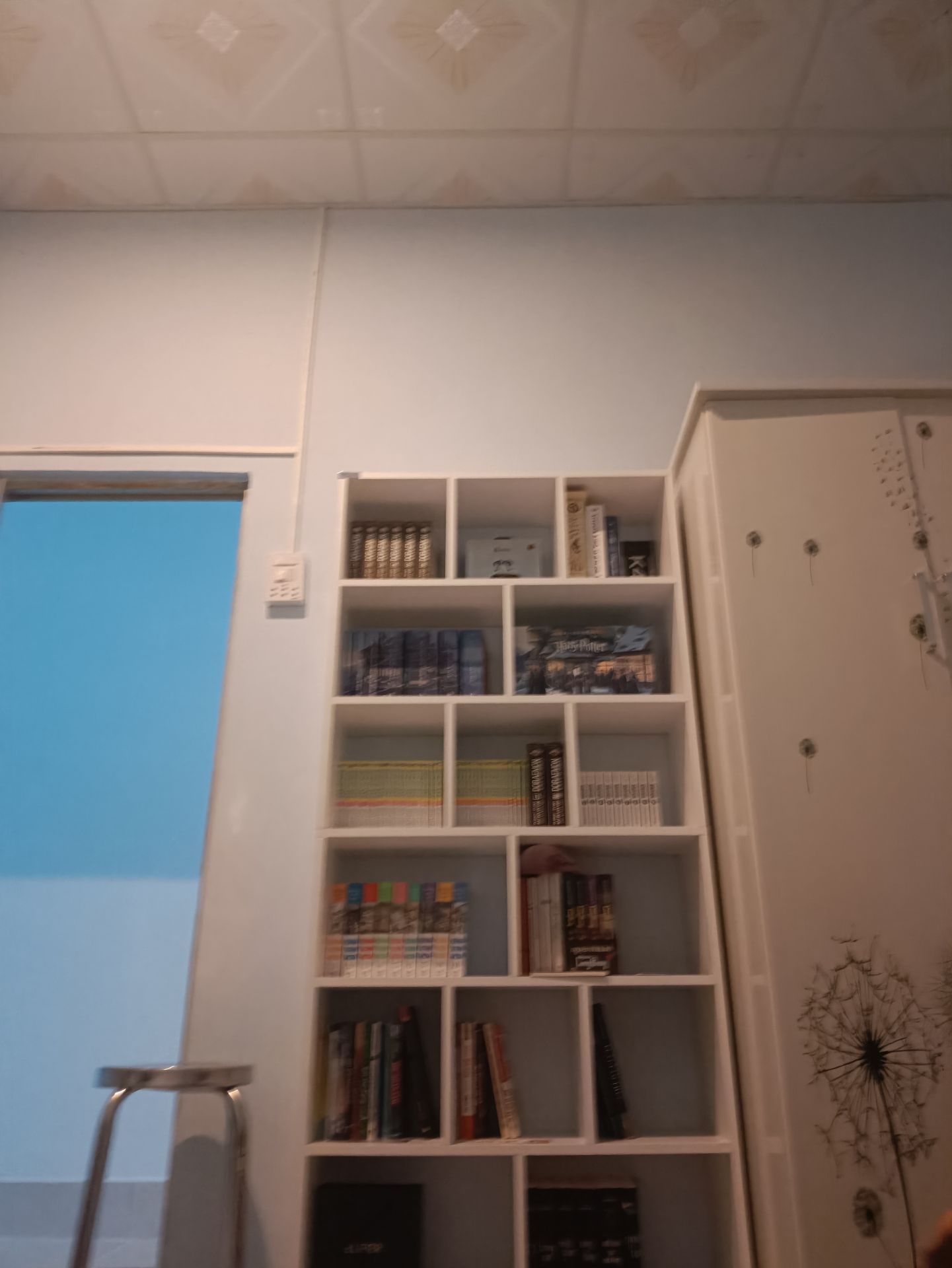 hàng tốt, vài tấm xước nhiều và chân tủ không được chắc chắn. đựng được đồ nhiều, hướng dẫn dễ đọc