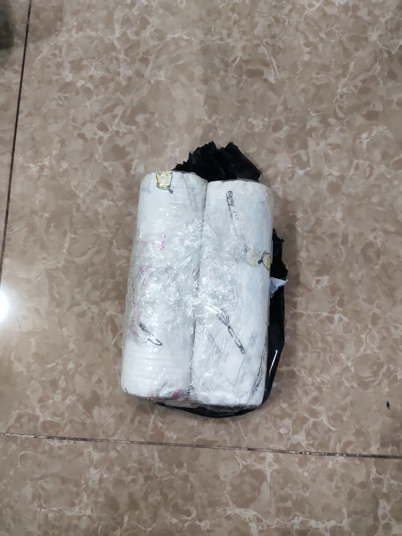 Sản phẩm quảng cáo sai sự thật. Ghi 220 tờ nhưng chỉ được khoảng 50 tờ khổ khoảng 20x20cm. Hình chụp cuộn giấy rõ đẹp, nhận hàng cuộn giấy rõ chán. Bóc ra thì thấy giấy cũng tốt. Nhưng giá bán quá cao và không đủ như quảng cáo.