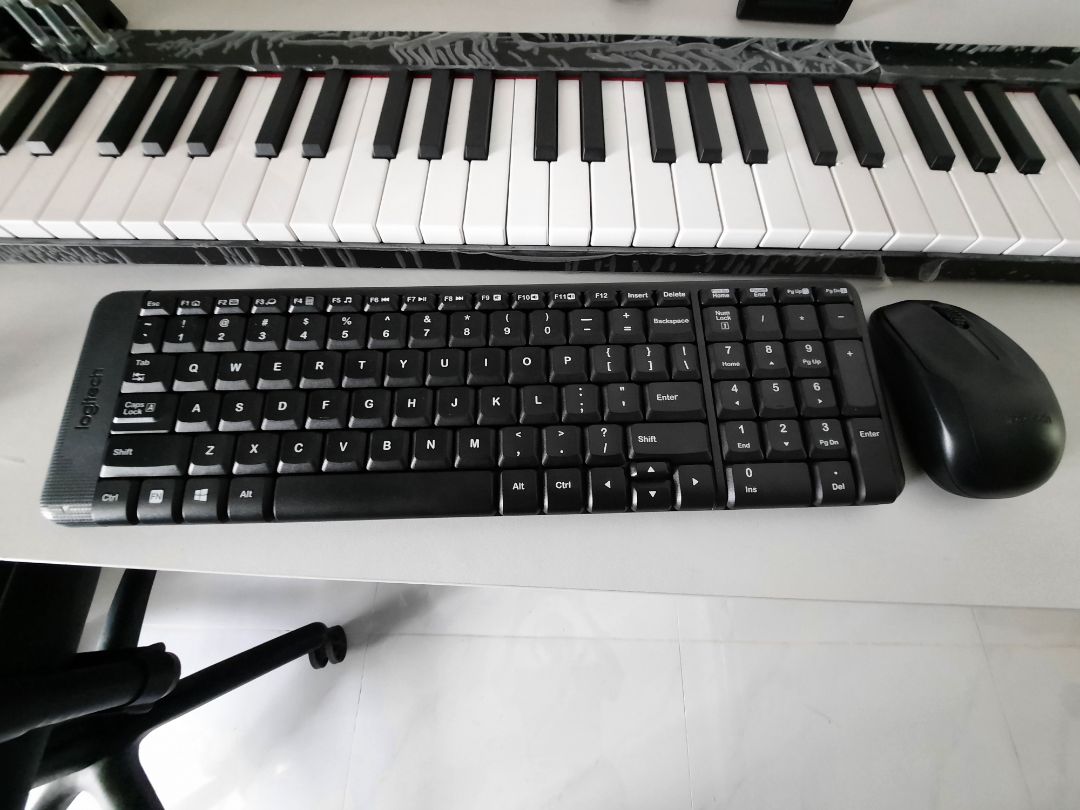 hàng ok, phím bấm ổn, có cái là phần gờ ra bên trái làm cho tay bấm bị nhầm sang phím khác khi đánh ko nhìn phím hoặc chưa quen bố cục mới. viền "tàng hình" cảm giác nhìn thích.