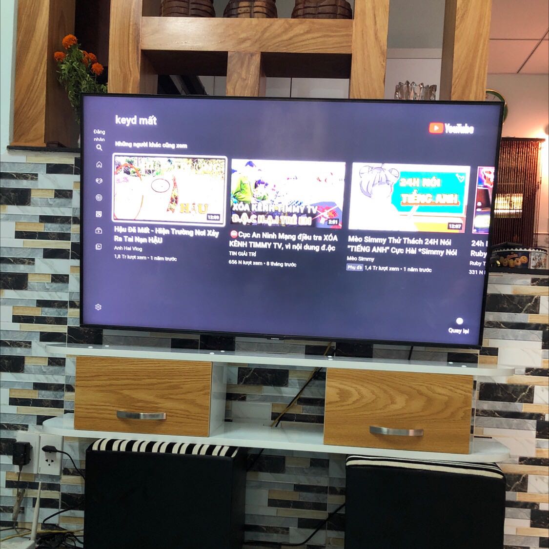 Kệ đẹp, chắc chắn. Nhưng thiếu mất 1 nắp nhựa chụp vít.