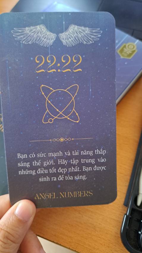 Đóng gói tốt và giao hàng nhanh. Bìa đẹp.
Nói về cuốn sách, nội dung như thể từ điển/danh bạ của những con số. 
Về cơ bản mình đã mong đợi cuốn sách nói nhiều hơn về nguồn gốc,sự phân tích sâu hơn về những con số thiên thần để người đọc có thể hiểu hơn về chúng. Hoặc ít ra là những câu chuyện thực tế về những ai đã thấy và áp dụng chúng trong cuộc sống.
So với việc tìm hiểu ý nghĩa như trong sách,mình nghĩ các bạn đọc có thể dễ dàng tìm thấy nhiều bài viết trên mạng về từng con số cụ thể bản thân nhìn thấy với sự chi tiết hơn nhiều hơn trong các bài viết (cả tiếng anh lẫn tiếng việt) để hiểu hơn. Ít nhất bạn sẽ có cái nhìn bao quát hơn rằng liệu bản thân cần/nên làm gì trong tình huống bạn nhìn thấy những con số thiên thần.