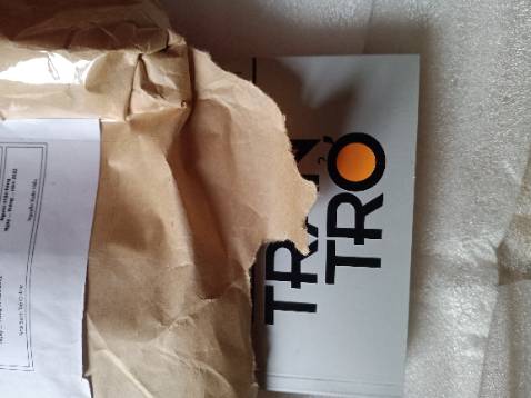 Hàng được bọc kỹ càng, trông rất sạch đẹp. Anh shipper của Tiki lịch sự. Chúc shop làm ăn phát đạt