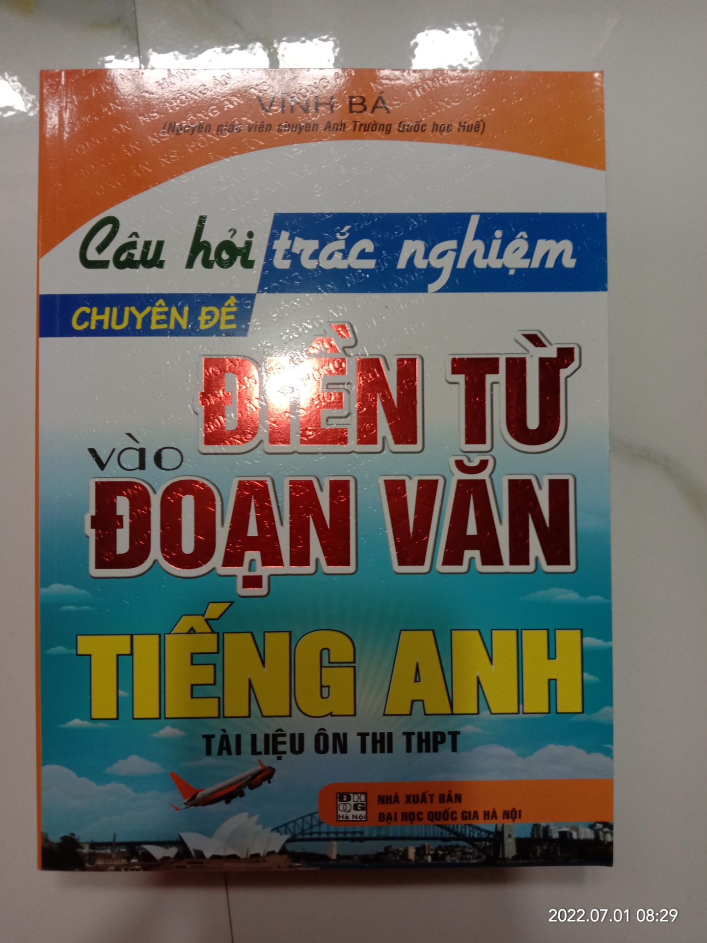 Bên shop gói hàng kĩ lưỡng nên là sách tới tay mình còn nguyên vẹn, khâu ship hàng 10 điểm. Còn về nội dung sách thì dù là "Tài liệu nâng cao ôn thi THPT" nhưng mà khó cực, học trong sgk thôi thì không thể giải xuôi mấy dạng này được, phù hợp cho beginners ôn đội tuyển, sách của thầy Vĩnh Bá thì chất lượng khỏi phải bàn rồi kkk. Sách dày phết, khoảng 480 trang, gồm 550 bài :)) Mình chụp mẫu trước 5 bài + keys cho mn tham khảo nha, vì tiki giới hạn 5 ảnh thôi nên mình ko thể chụp nốt 3 bài còn lại cho đủ 8 bài đc :(( Nói chung là mn xem qua ảnh để biết được mức độ của sách rồi xem xét có nên mua không nha.