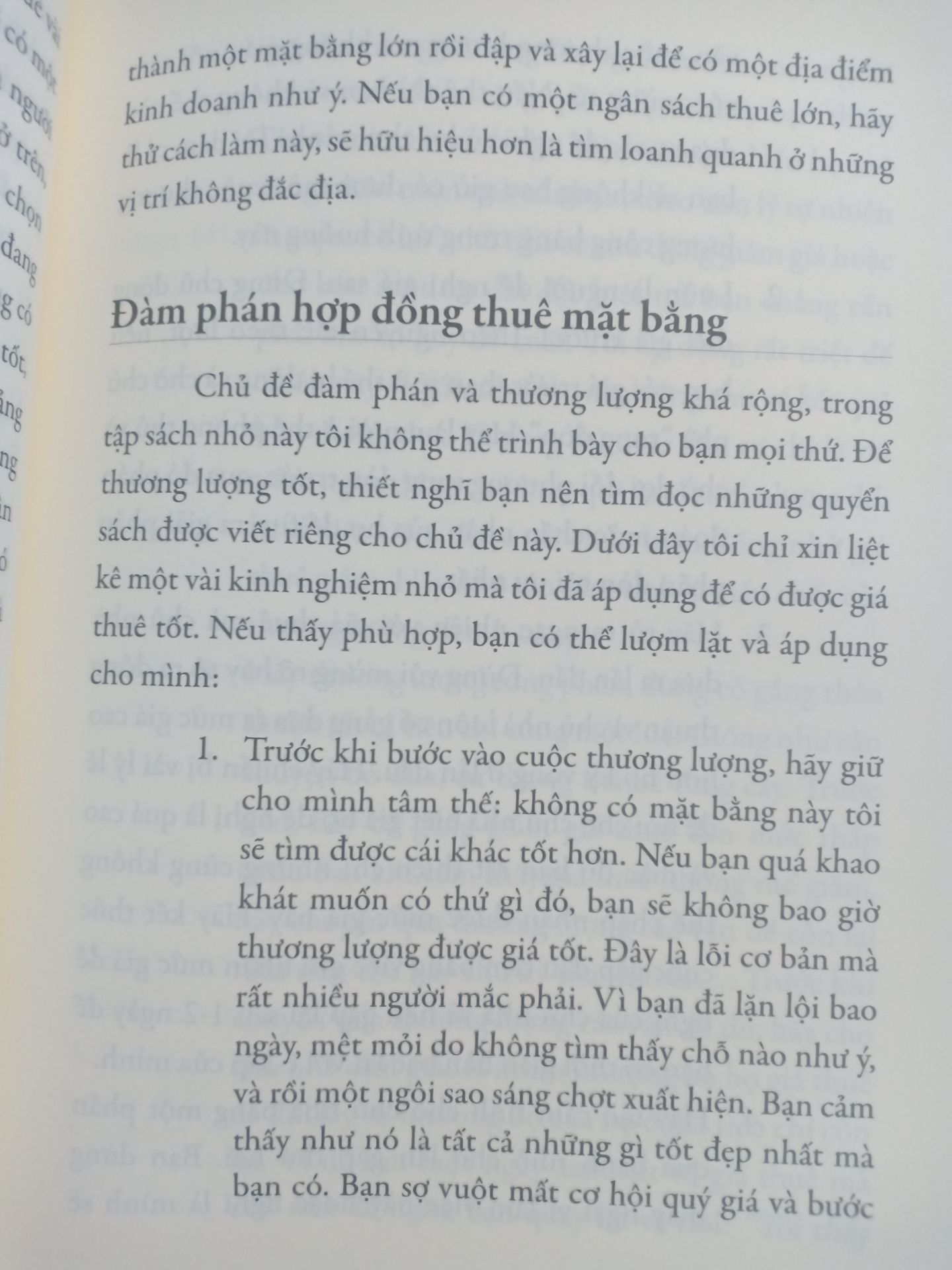 Quyển sách rất hay và hữu ích cho những ai đang loay hoay trên con đường khởi nghiệp của mình. Sách chỉ rất chi tiết và cụ thể những việc cần phải làm khi khởi nghiệp bán lẻ.  Từ cách xây dựng kế hoạch như thế nào, cách đặt tên cửa hàng, chọn sản phẩm..... Nếu những ai đang lơ mơ về con đường khởi nghiệp thì quyển sách này bạn nên đọc ít nhất 1 lần trong đời. Nó chỉ cho mình rất nhiều bí kíp khi khởi nghiệp bán lẻ. Cảm ơn tác giả Trần Thanh Phong đã viết lên cuốn sách rất hay và ý nghĩa này