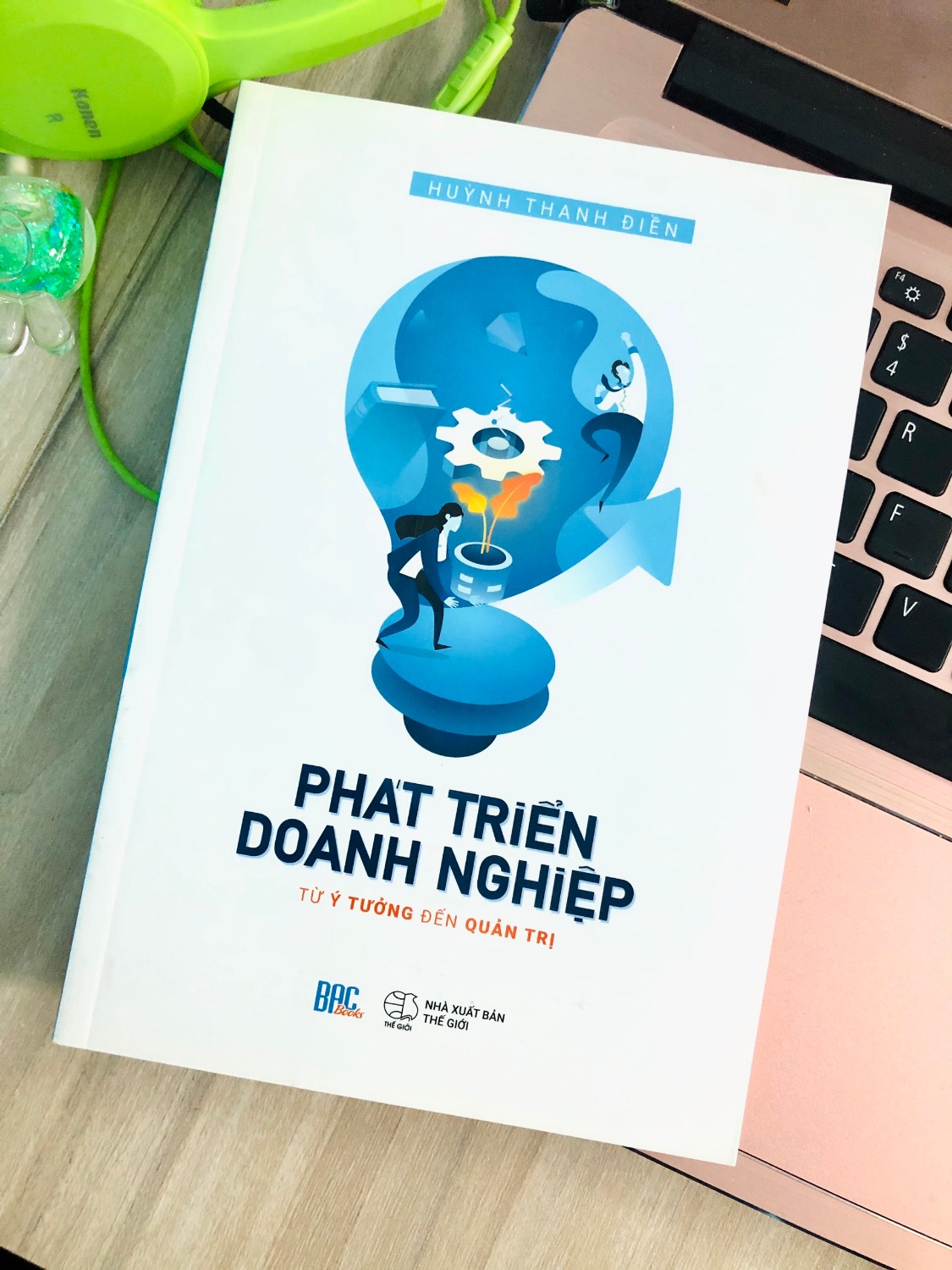 Phải nói rằng đây là một cuốn sách cực kì hay và bổ ích cho những ai đang muốn bắt đầu kinh doanh, vấn đề nêu ra của quyển sách là tất cả những việc làm nào không giúp xác định các giả định mà nhóm khởi nghiệp đặt ra là đúng hay sai, thì đó là những việc làm phí thời gian, công sức và tiền bạc,…
Phát triển Doanh Nghiệp từ ý tưởng đến quản trị là một quyển sách cần thiết đối với các bạn đang cần sự giúp đỡ về một tài liệu hướng dẫn cụ thể trong việc sáng lập, quản trị và vận hành doanh nghiệp.
Có thể nói đây là một quyển sách hay đáng đọc. Thêm một điều đặc biệt khiến mình có cảm tình với quyển sách này chính chất lượng của sách vô cùng xứng đáng với số tiền mà mình đã bỏ ra. Bìa sách đẹp, màu in hình ảnh rõ nét, thời gian giao sách cũng cực kỳ nhanh. Mình sẽ tiếp tục ủng hộ tác giả ở những ấn phẩm sau.