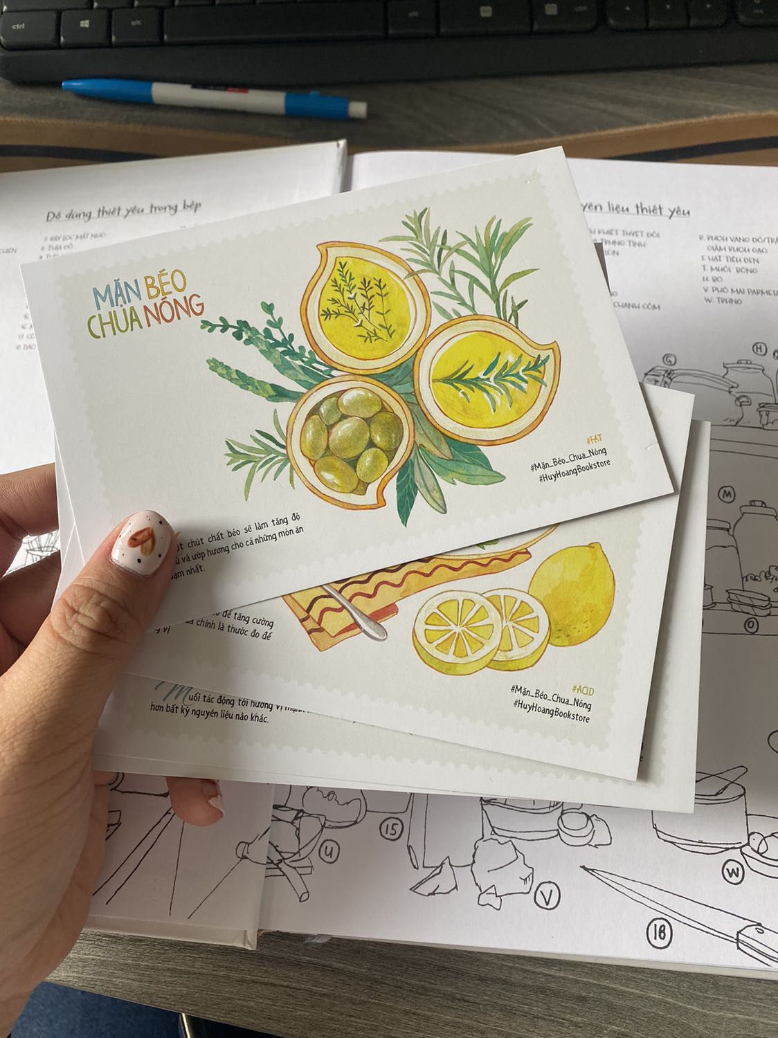 Sách dày, in đẹp, nội dung phong phú, giao hàng nhanh, bọc kỹ và được tặng vài card cứng đẹp lắm á Sách dày, in đẹp, nội dung phong phú, giao hàng nhanh, bọc kỹ và được tặng vài card cứng đẹp lắm á