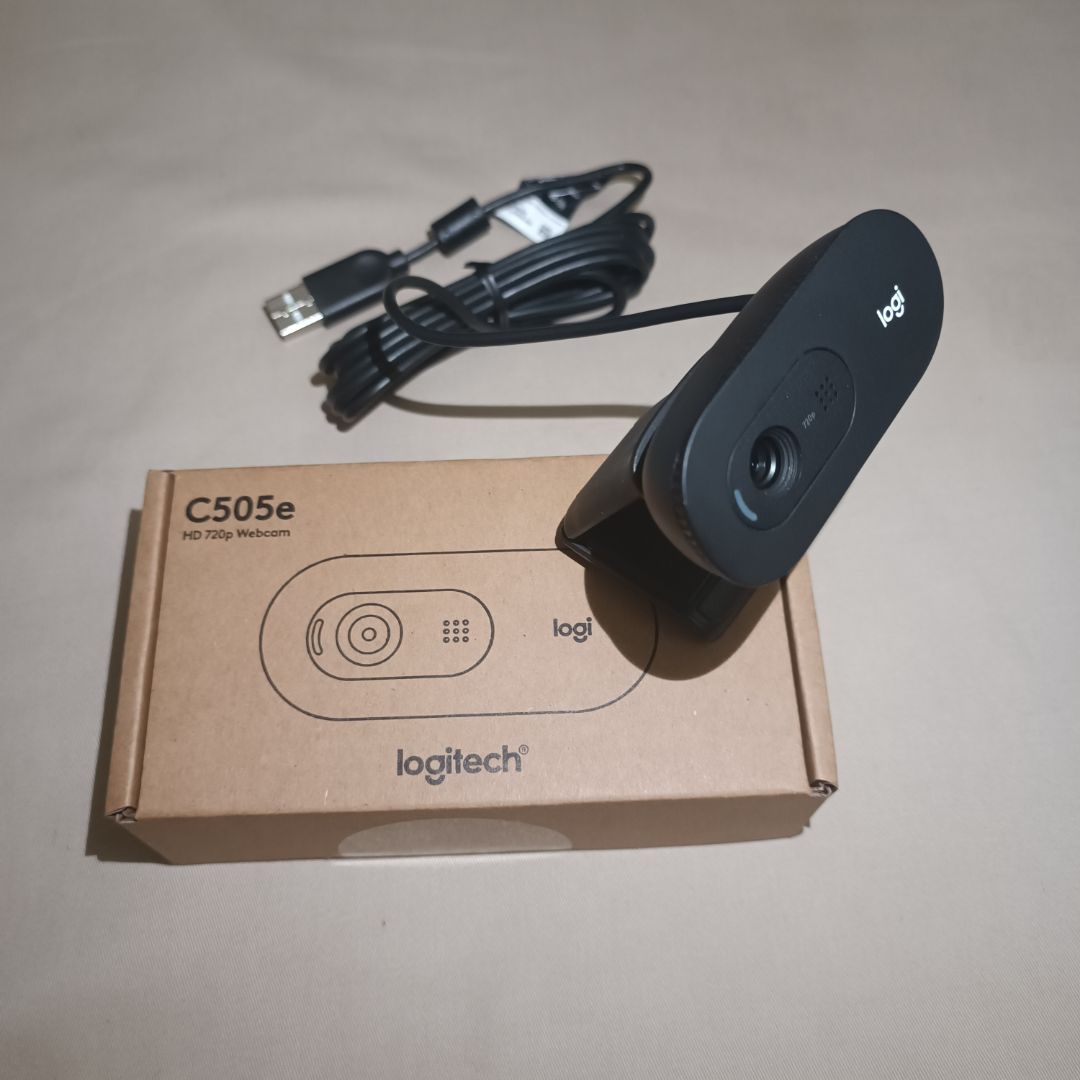 hình ảnh rõ đẹp, âm thanh của mic cũng tốt. kết nối với máy tính (windows 10) nhanh và tự động, không cần cài đặt gì. Điểm trừ duy nhất là không có tính năng tự động lấy nét, tuy nhiên cũng ko ảnh hưởng gì nhiều đến trải nghiệm sử dụng.