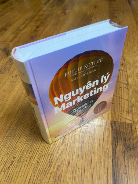 Shop đóng cái thùng to tướng, hơn cả thùng bia, bọc cẩn thận, cuốn sách cũng rât to và nặng. Sách nguyên seal, ko cấn móp gì. Rất OK.