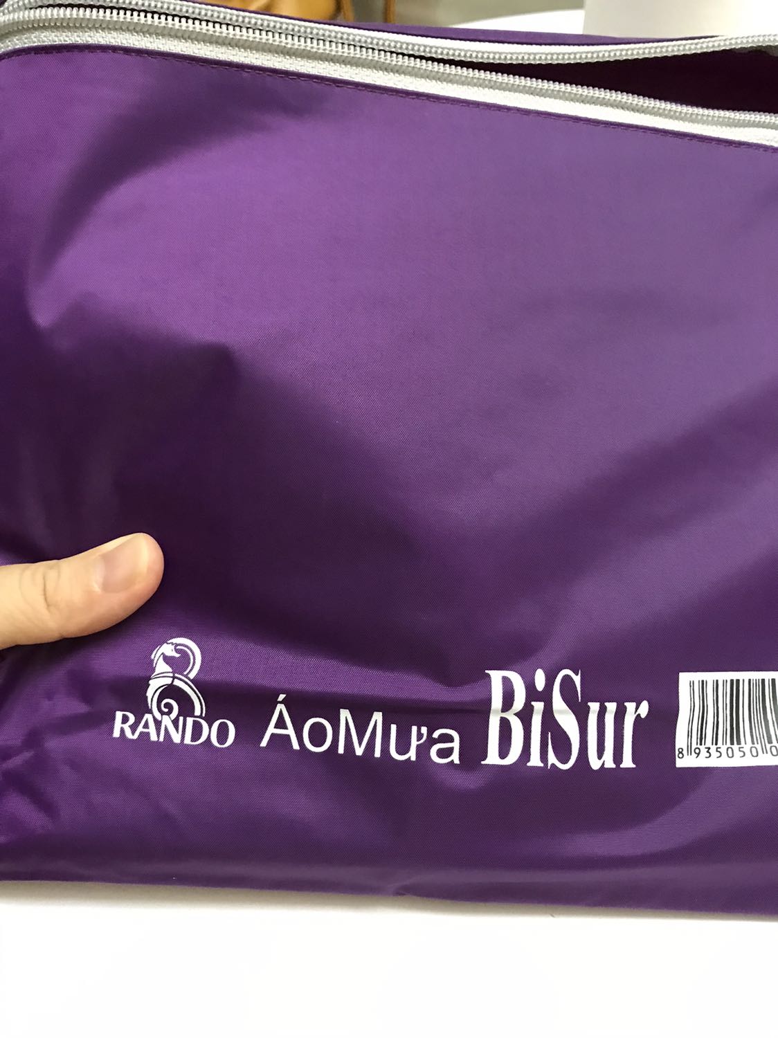 Đã mua áo mưa này 1 lần mặc rất nhẹ, ráo nước, nhanh khô. Rất thích ạ. Giao màu ngẫu nhiên nhưng ib hỏi shop còn màu nào để chọn thì shop cũng ok luôn