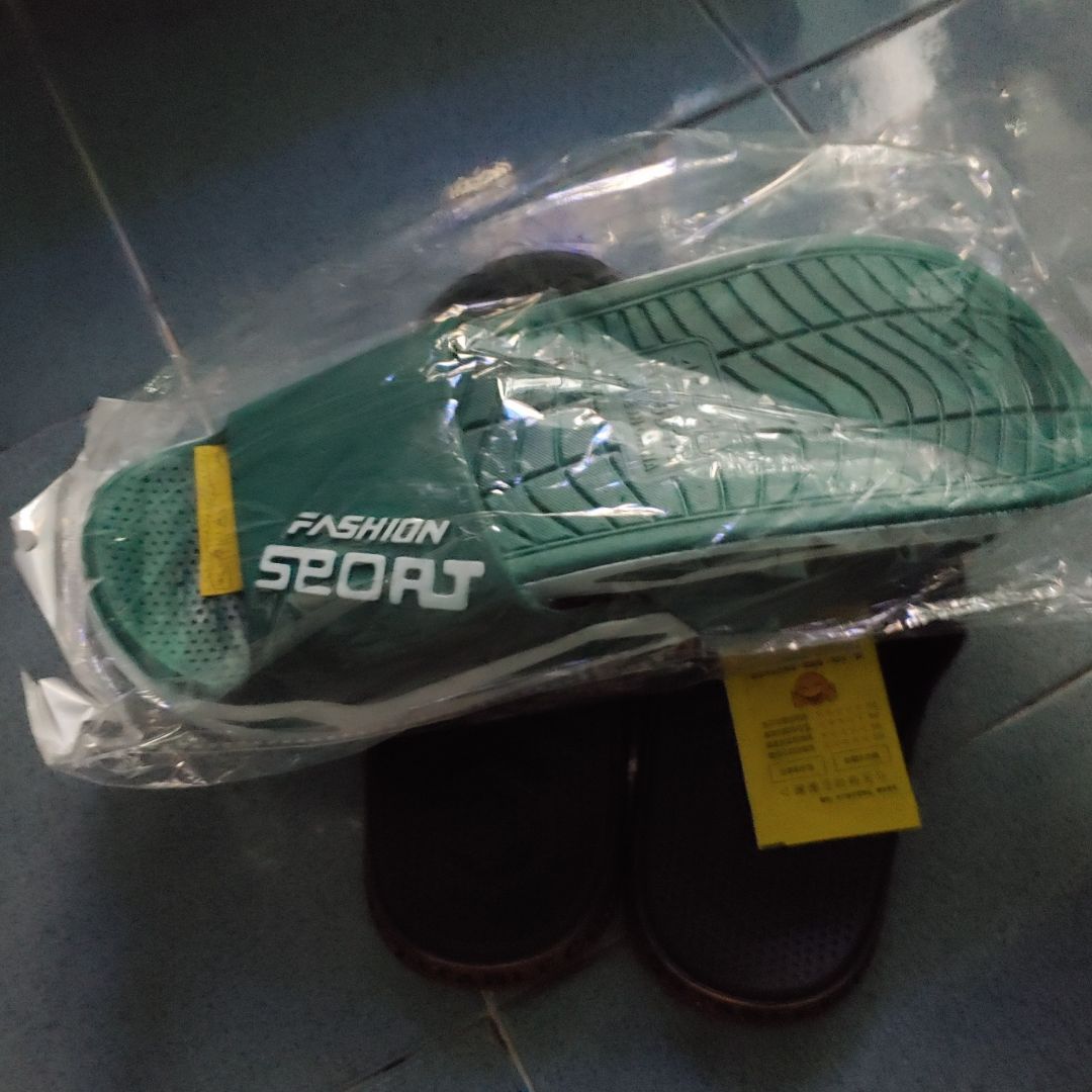 giao hàng nhanh. dép đẹp, chắc chắn. mang rất êm và ấm chân