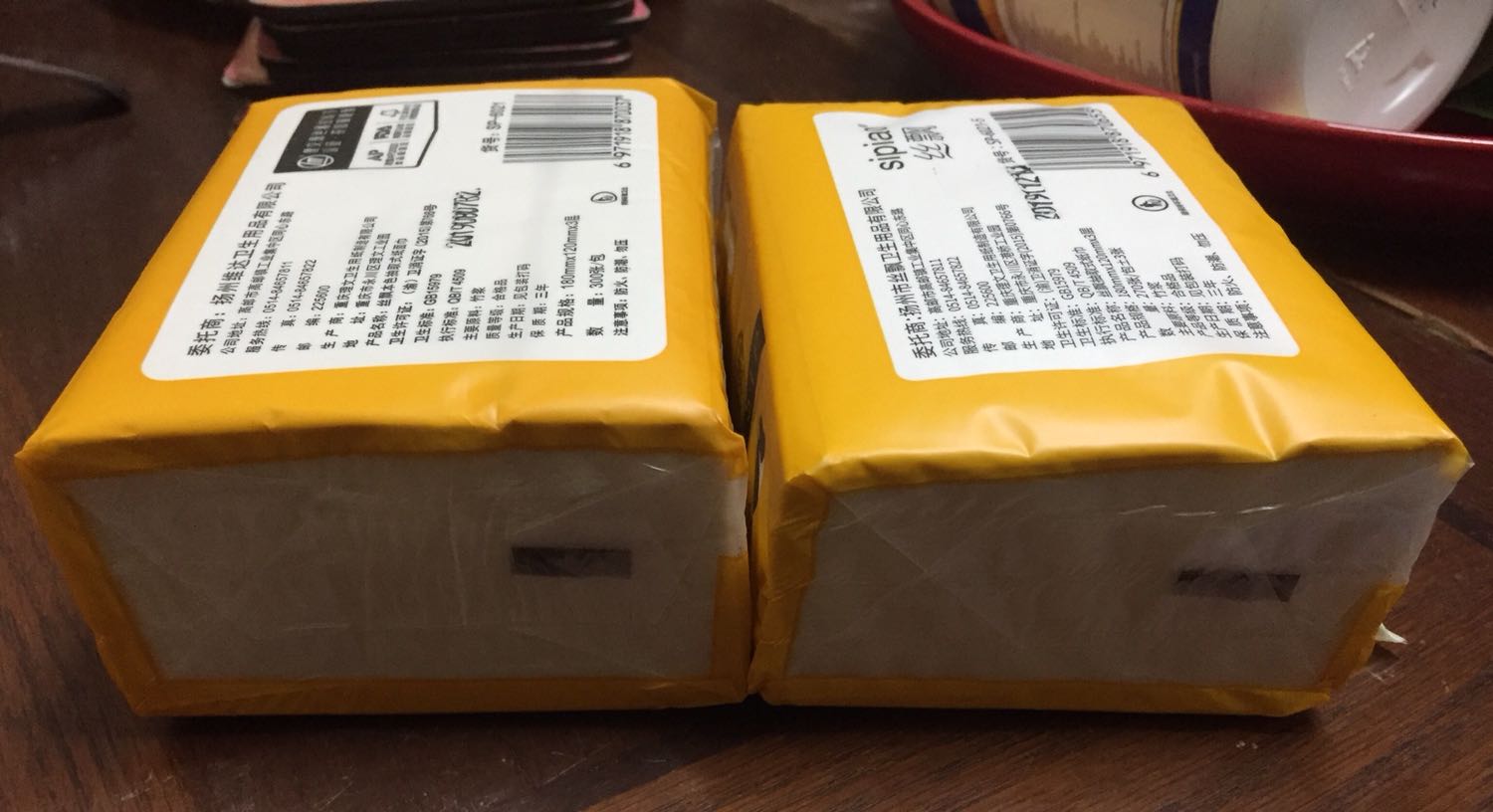 Hàng giao đủ 27 gói nhưng mỗi gói chỉ có 270 tờ thay vì 300 tờ như mô tả. Thùng có vẻ là thùng loại 30 gói, lấy ra 3 để còn 27.
Người nhà đã mở thùng nên tôi không yêu cầu trả lại nhưng nhà cung cấp làm thế này là không trung thực.
Hình đính kèm: gói mua trước đây có ghi 300 và dày+chặt hơn hẳn, gói mới mua ghi số 270, mỏng hơn và lỏng hơn.
Nhà cung cấp hàng không đúng mô tả: Thiên Hương