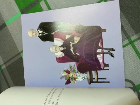 Sách rất xinh, chất giấy dày dặn, giá ổn. Đọc mà tủm tỉm luôn nè các mẹ. Nên mua ạ!