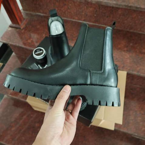 đôi giày này chấm cho 10/10 điểm lun. Đáp ứng hết các tiêu chí đẹp, chất lượng tốt. Combo thêm shop dễ mến, sẽ giới thiệu bạn bè đến mua của shop