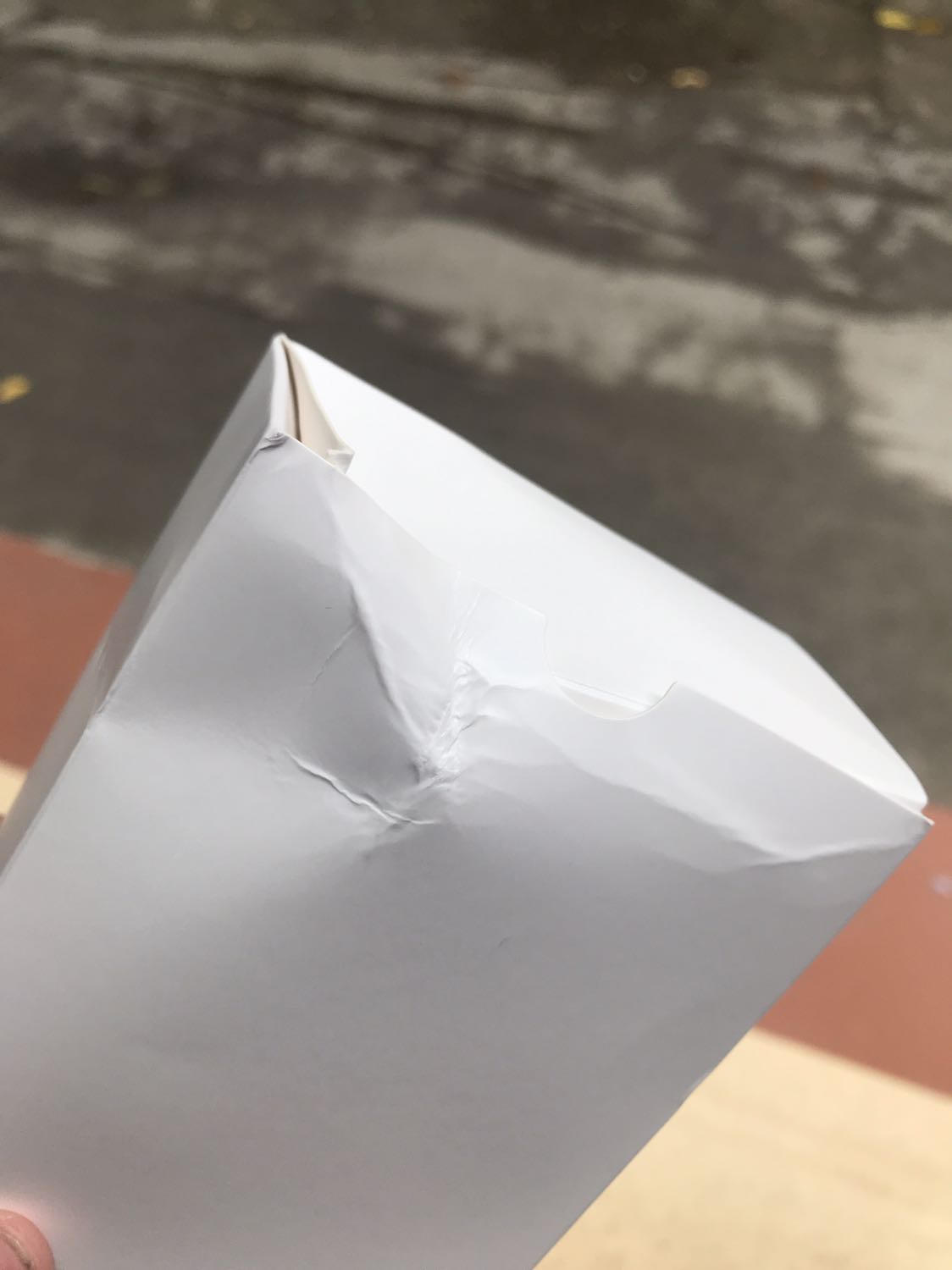 Chưa bao giờ mua hàng điện tử trên tiki gặp phải trường hợp shop đóng gói hàng kém như này. Bao bì bọc đúng miếng nilon đen bên ngoài, cũng không thèm ghi hàng dễ vỡ hay gì cả. Đến khi nhận hàng thì hộp móp méo. Đã sử dụng sản phẩm ezviz đến 14 chiếc ở nhà rồi nên tin tưởng tiếp tục mua. Và cũng chưa bao giờ thấy dây sạc camera của ezviz lại buộc kiểu này trong khi trước giờ ezviz đều sử dụng dây chun trắng để buộc dây sạc. Đúng mua 1 lần với shop này không bao giờ có lần thứ hai.