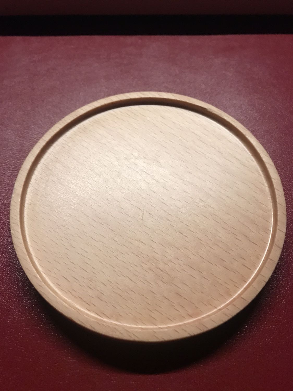 Chất lượng khá đẹp tuy nhiên vẫn bị 1 vài vết xước không đáng có. Đáy được mài nhẵn khá đẹp nhưng nếu để trên mặt bàn trơn sẽ dễ bị di chuyển dẫn tới đổ vỡ (nên làm roang cao su hoặc thay đổi bề mặt tiếp xúc). Giá tốt, giao hàng nhanh, đóng gói cẩn thận.