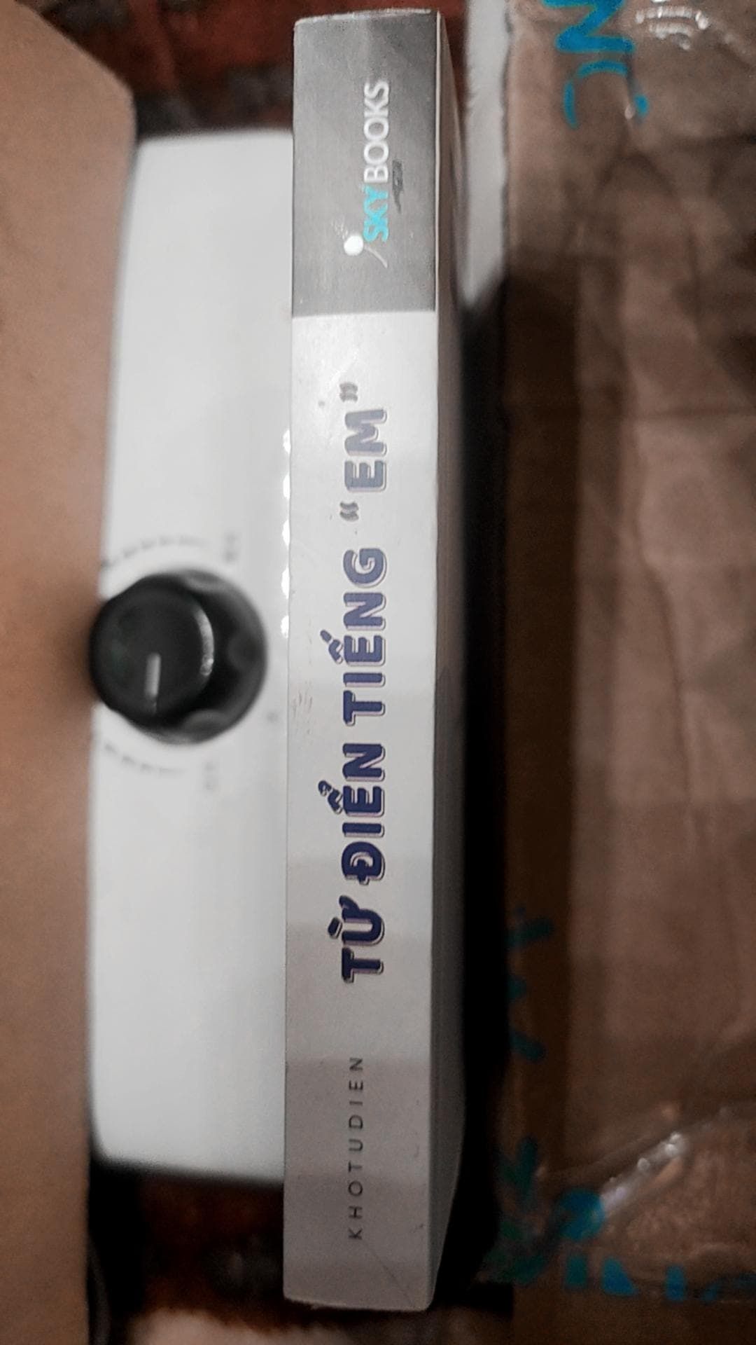 Quyển này thích lắm á mọi người 
Thấy hot nên mua về 
Đúng là không phải cái gì cũng tự nhiên hot cả đọc thích cực luôn á mọi người . Kiểu nó đúng là từ điển luôn á nói về ý nghĩa của câu đó 
Tuy nhiên khi giao hàng thì thấy là hộp rất to luôn á so với hộp thì quyển này nó bé xíu . Nên dùng hộp nhỏ thôi ạ 
M tưởng là có bao bọc quyển  Từ Điển Tiếng "Em" nhưng mà không thấy có