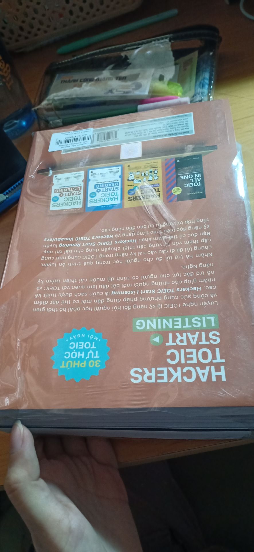 kích cỡ chữ quá bé. nhìn sách mà nhứt cả mắt. khá tiếc 
sách vừa dày, vừa nặng mà chữ bé tí. haizzz