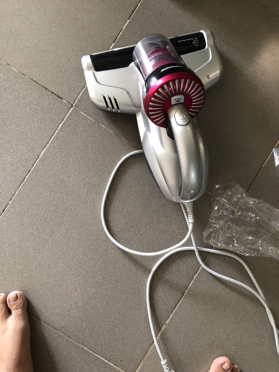 Ok đấy, hơi ồn chút, mà cái bộ phận lọc bụi, chổi quét, đèn uv hãng nên có chế độ bán lẻ để thay khi cần thiết, nhìn cũng dễ hỏng nếu ko cẩn thận