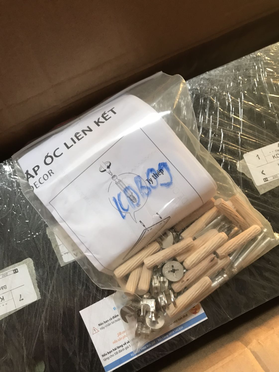 Giao hàng nhanh, đóng gói cẩn thận, sản phẩm đẹp chắc chắn, đầy đủ phụ kiện, dễ dàng lắp ráp chỉ với chiếc tua vít. Tóm lại hàng đẹp nên mua các bác ạ.