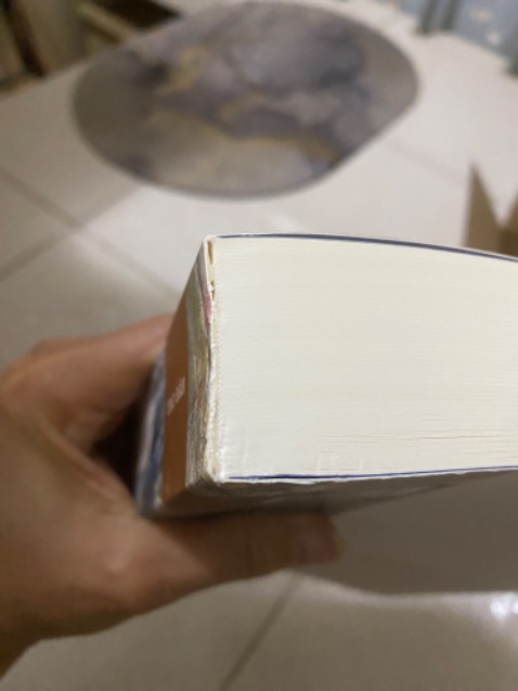 Đúng 1 lớp lót ngắn đủ lòi ra 4 góc nên toét đủ 2 đầu gáy sách. Ko biết là do sách xả kho hay do bọc kém hay do vận chuyển. Chán ko buồn nói