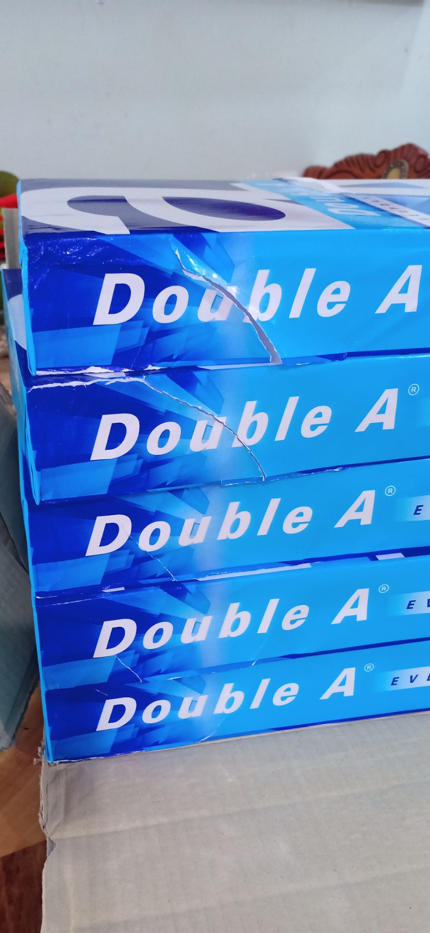 Giao hàng nhanh. Mình đặt 1 thùng giấy A4 như hình nhưng khi nhận thì thùng giấy cũ, rách..giấy gói bên trong cũng rách. Shop lưu ý khâu đóng gói, vận chuyển.