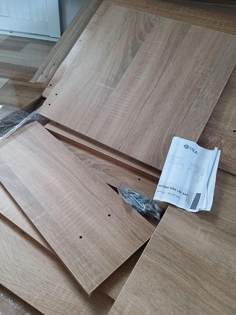 Hàng y hình, không quá khó để lắp. Mình vặn bằng tay nên loay hoay 1 tiếng mới xong , lưu ý cho các bạn có 4 nút trắng để đóng vô phía dưới mặt bàn các bạn cứ đóng mạnh tay là được. Mình làm lần đầu ko dám đóng nên siết ốc vô rồi phải gỡ ra Hàng y hình, không quá khó để lắp. Mình vặn bằng tay nên loay hoay 1 tiếng mới xong , lưu ý cho các bạn có 4 nút trắng để đóng vô phía dưới mặt bàn các bạn cứ đóng mạnh tay là được. Mình làm lần đầu ko dám đóng nên siết ốc vô rồi phải gỡ ra