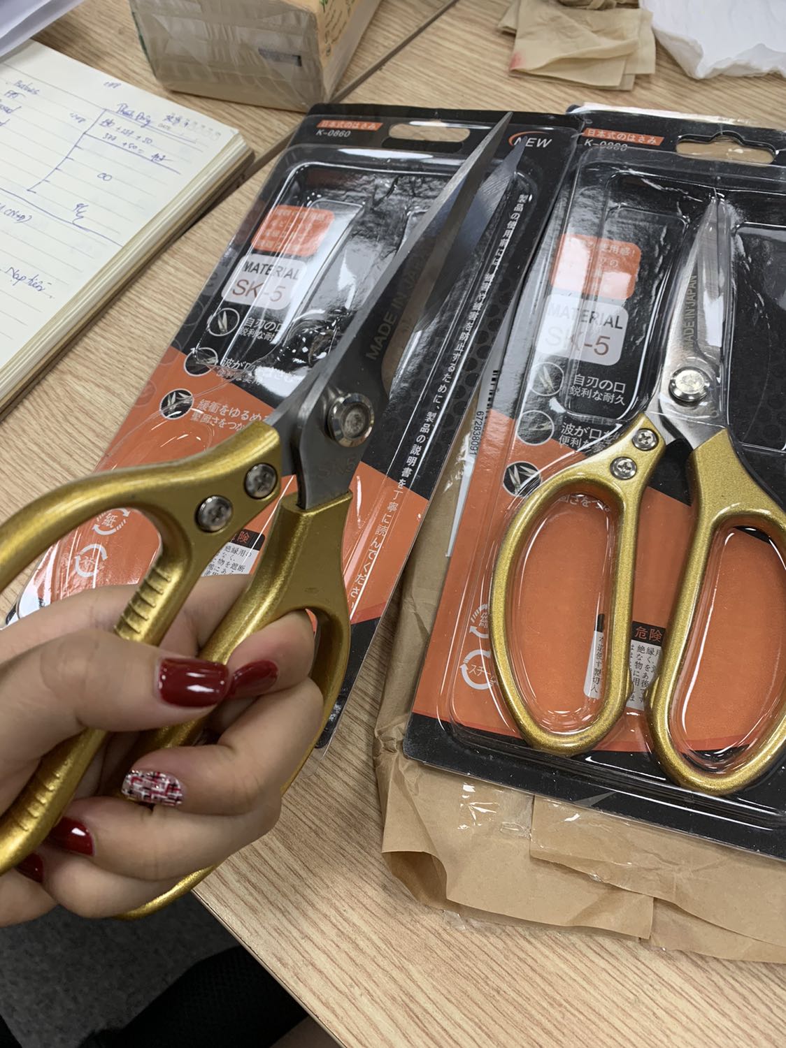 Shop đóng gói chắc chắn. Kéo cầm đầm tay. Chất lượng phù hợp với giá tiền. Mình rất hài lòng về sản phẩm so với mức giá này. Mình mua 2 chiếc 37k*2=74k. Xong add thêm khuyến mại của tiki giảm tiếp 15k nên còn 59k 2 chiếc