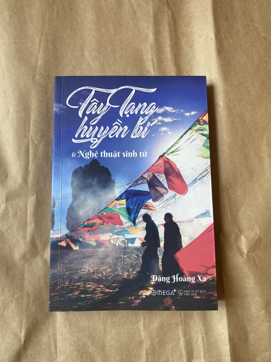 Sau khi đọc "Thiên Táng" của tác giả Hân Nhiên mình thấy rất tò mò về Tây Tạng. Kiểu phấn khích và mê vùng đất này cho dù chưa 1 lần đến đây. Vậy là mình có cơ duyên tìm hiểu và được giới thiệu cuốn "Tây Tạng Huyền Bí & Nghệ Thuật Sinh Tử" của tác giả Đặng Hoàng Xa. Càng đọc càng ngỡ ngàng vì nó thật sự rất hấp dẫn.  Ai yêu Tây Tạng chắc không thể bỏ qua được cuốn này rồi. Mình tiếp tục đi tìm thêm những cuốn sách khác viết về vùng đất huyền bí này để khám phá thêm. 

Sách còn có cả ảnh chụp về Tây Tạng về sự trải nghiệm chuyến đi đến đây của tác giả. Giấy in trắng rõ nét, mình dùng bút highlight ko hề bị in sang trang như 1 số loại giấy mỏng khác. 

Cực kỳ ưng ý ạ!