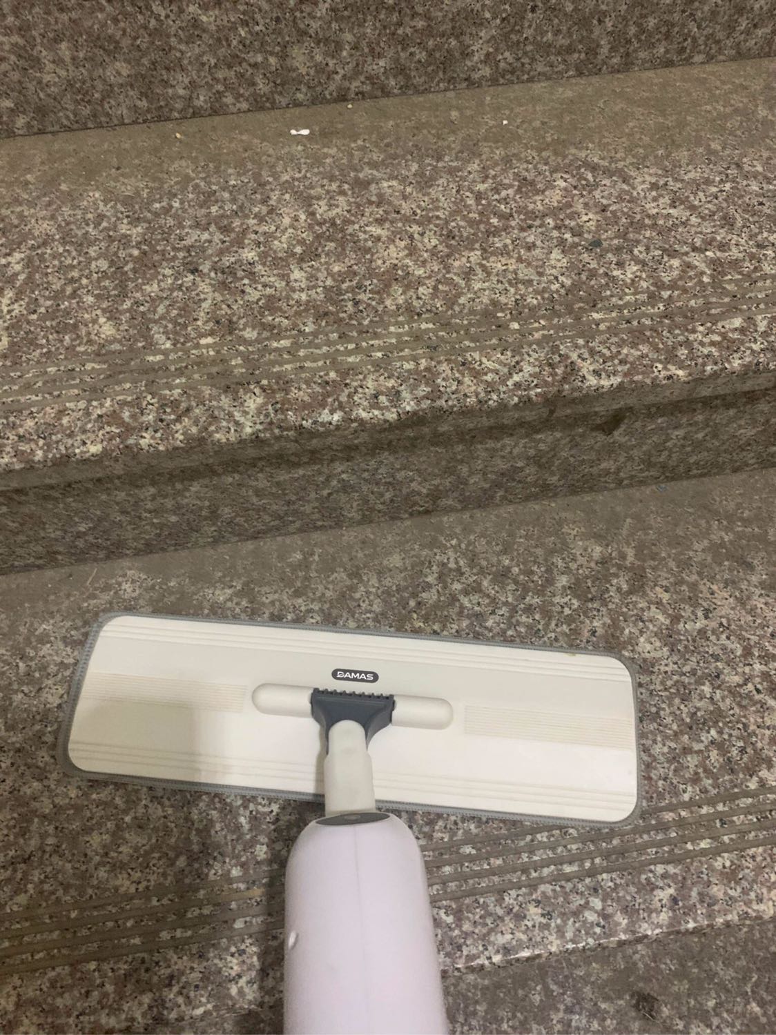 Lau cầu thang đỡ phải bê cái thùng theo nè, tiện lợi bao nhiêu. 10đ không có nhưng