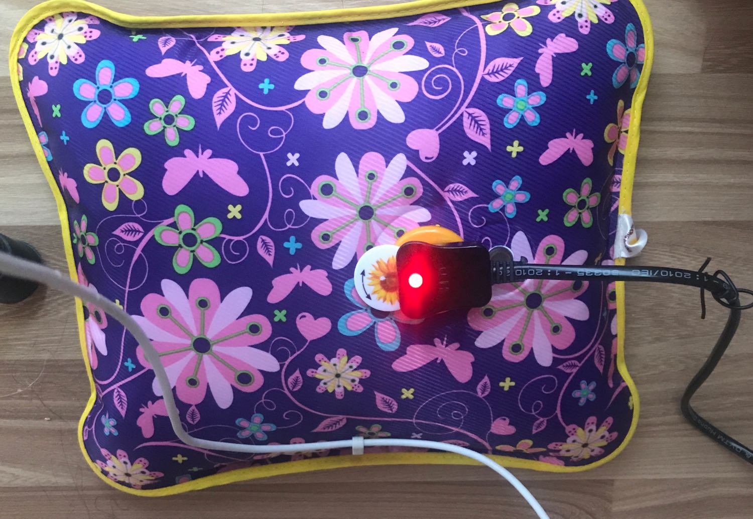 Sản phẩm này rất ok trong tầm giá. Mình đã mua phải nhiều túi chườm của những hãng khác và thường bị hư cắm sạc, nhanh nguội, bảo hành phiền phức. Sản phẩm của shop này đúng Hướng Dương mình tìm, giữ nhiệt tốt, giao nhanh. 5 sao