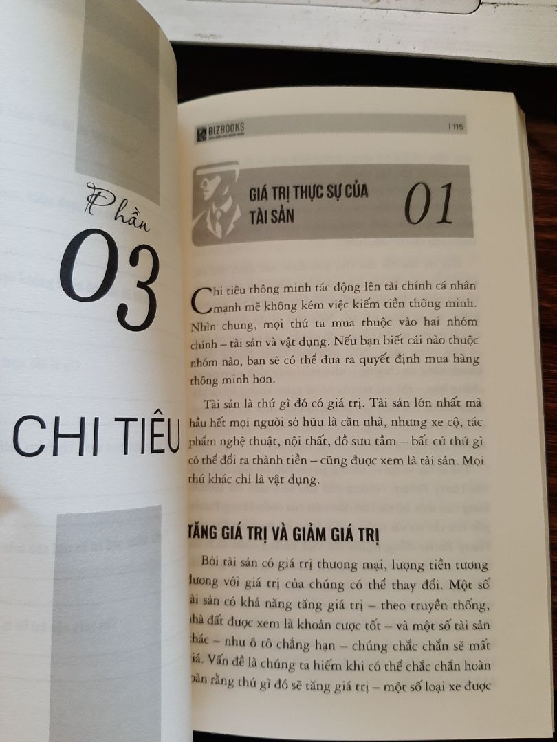 Cuốn sách hay đối với người chưa có thói quen Nghĩ về tiền một cách đúng đắn và thiết lập kế hoạch tài chính cho tương lai, đặc biệt là người trẻ hay có chi tiêu phung phí, không có kế hoạch và quý trọng đồng tiền. Tuy có một số loại hình tiền tệ và quy luật thu nhập chi tiêu chưa thật sự phù hợp tại nước ta. Nhưng người đọc sẽ hiểu thêm về lý thuyết tiền tệ, cách kiếm tiền, cách tiết kiệm tiền và đầu tư thông minh cho tương lai. Đúng như nội dung sách đã viết "Chìa khóa thông minh trong chuyện tiền nong không phải là kiếm nhiều tiền hơn mà là sử dụng chúng như thể nào".