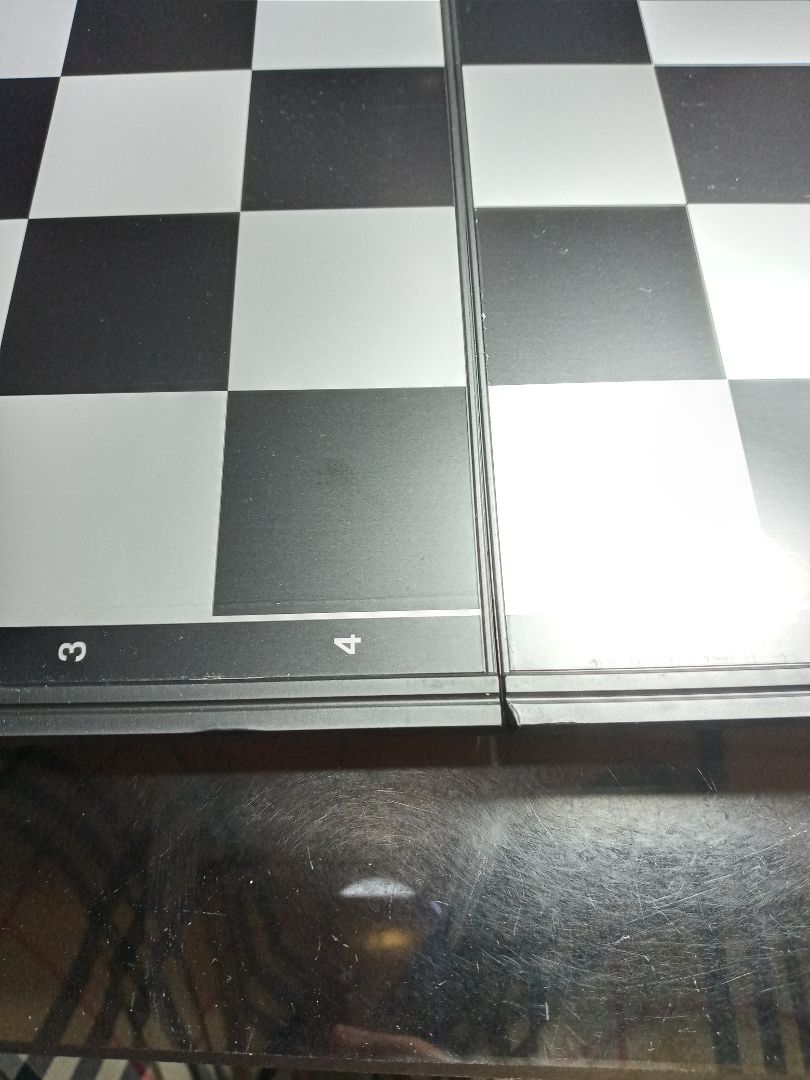 bỏ ra 250k rồi nhận về cái bàn cờ vừa bị móp ngay giữa bàn cờ, mép ngoài ở giữa cũng bị móp. Rồi cuối bàn cờ cả đống vết xước, xin cho đổi lại sp khác. Chờ cả tuần mà giờ phải chờ thêm