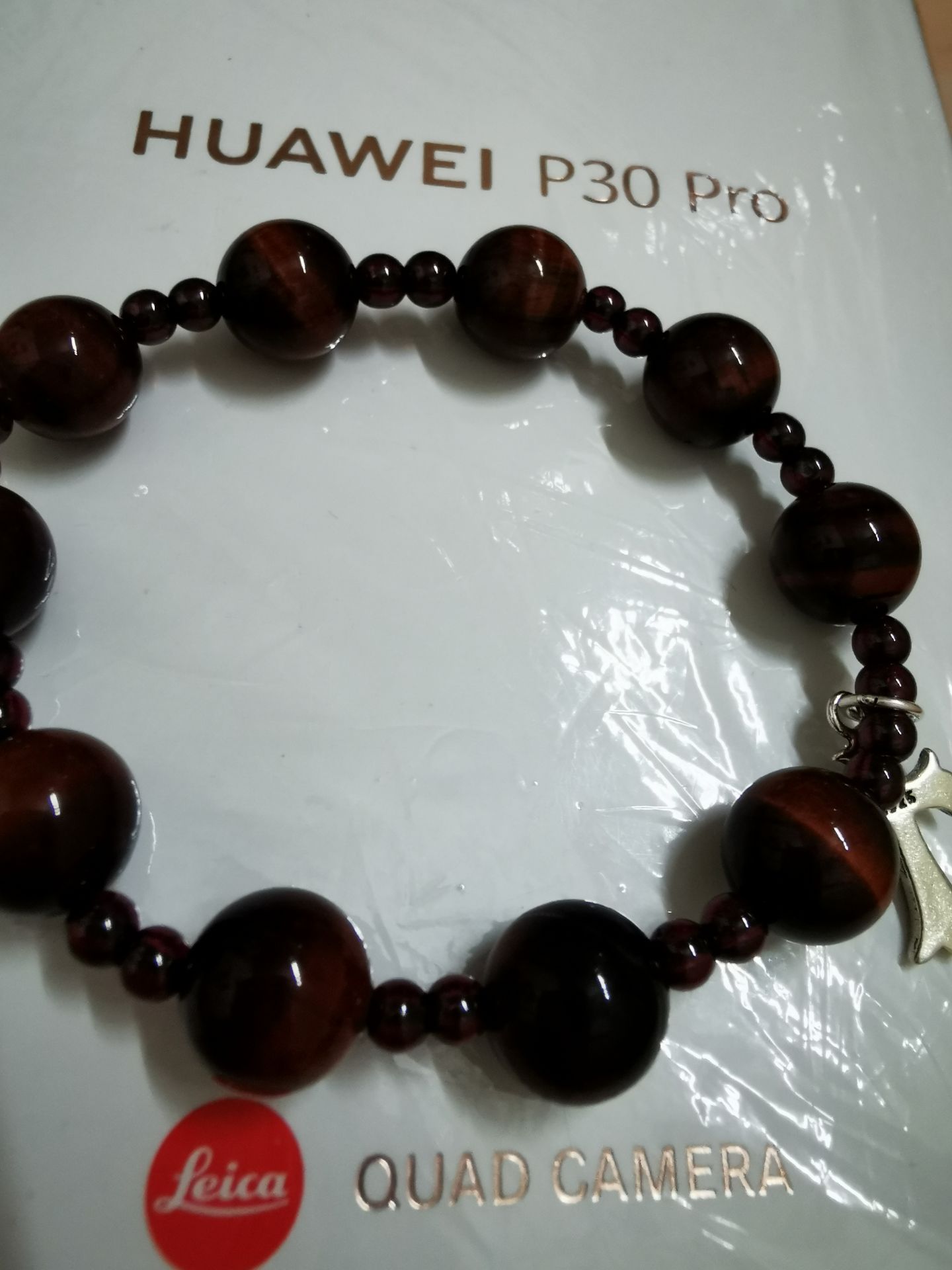 Đầu tiên vòng tay hơi rộng sau khi thâu lại thì đeo tay khá đẹp.. Ok