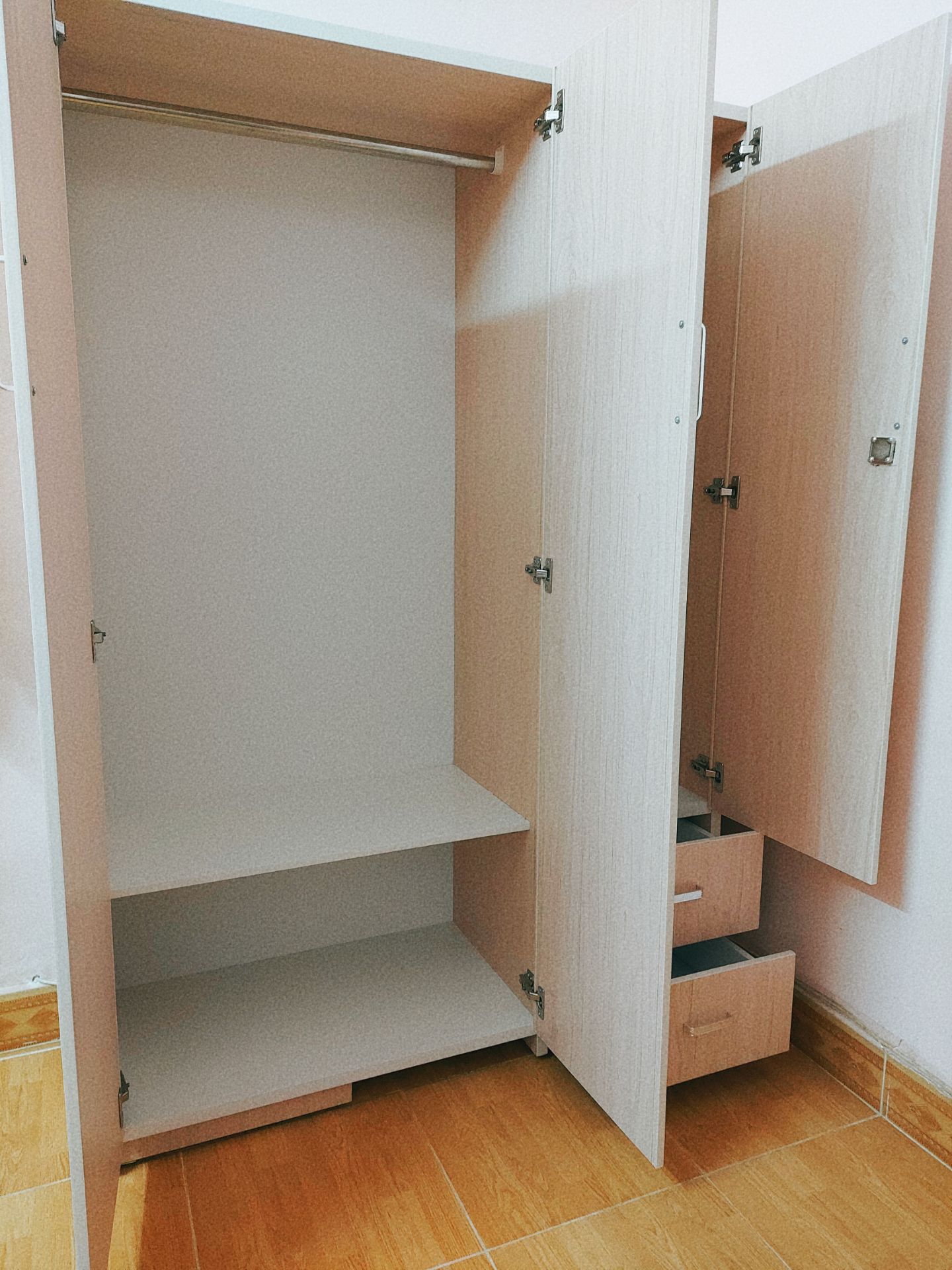 tủ đẹp, chắc chắn và to hơn tưởng tưởng của mình nhiều. Giao hàng và lắp ráp đều rất tận tình. Ngoại trừ mùa dịch nên hàng tới tay hơi trễ thôi. Xứng đáng 5 sao nhé!!!!