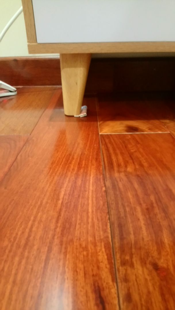 Giao hàng nhanh, bàn lắm ráp lên hình rất xinh, thích hợp để decor phòng, gỗ cũng chắc chắn. Đấy là những điểm được, còn mình chỉ không hài lòng chút xíu ở vài chỗ:
- chân gỗ của tủ kích thước chưa chuẩn lắm, nên bị hơi cập kênh, mình phải chèn giấy vào để cân bằng (như trong hình)
- các miếng vách cắt không chuẩn, mình phải mài đi mới lắp đựơc.
- Ngăn tủ cuối cùng kéo ra kéo vào không được mượt do cách thiết kế lỗ vặn vít ở đấy, nó bị vướng.
Nhưng tổng quan thì với giá tiền như thế, mình cũng rất ưng và thích chiếc tủ này. Cũng khá là đáng mua đấy ạ.