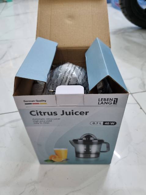 Ui chao nhỏ gọn nhẹ xinh rẻ mà có võ nha. Vắt kiệt nhờ đảo chiều. Nhẹ mà chắc chắn. Đủ phụ kiện, thích có nắp đậy, có bình chứa 700ml là đủ 2 cốc nước cam đầy!. Kết là được kèm 2 núm vắt cam cho loại cam to và nhỏ. Máy còn chạy siêu êm, độ ồn rất thấp. Chả bù trước mình dùng máy Caso  xách tay từ Đức, giá tầm 1,2 triệu mà máy đó nặng, cồng kềnh, vắt ồn 😅.