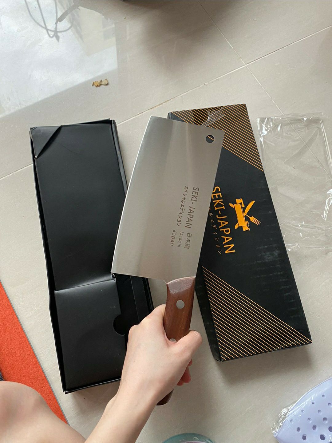 Shop giao đúng sản phẩm. Sản phẩm giống như mô tả. Đã dùng thử để chặt thịt gà thì sắc, bén. Dao cầm chắc tay