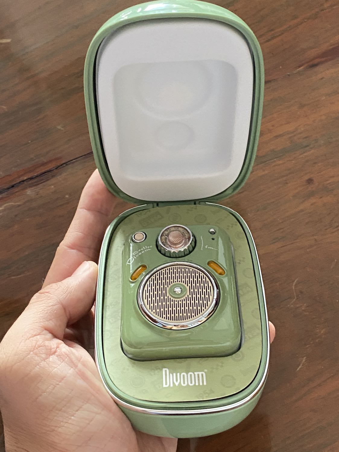 Nghe cũng OK. Nhỏ xinh nhưng phần radio là cái mình mong đợi nhất thì không như ý. Rất khó bắt sóng và ít kênh. Mong là các phiên bản sau có thể cải thiện.