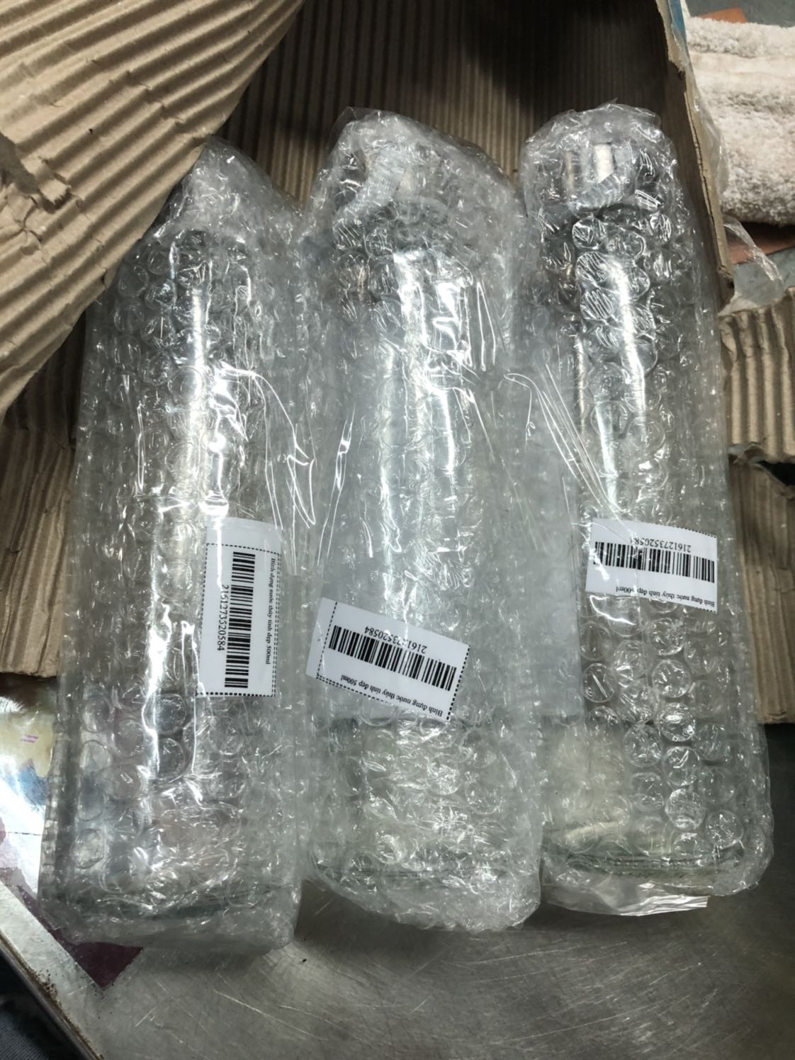 Mình mua bình nước loại 23702đ/4 chai ( mua tất cả là 12 chai tức: 23702đ x 3 = 71106đ ) mà sao tiky lại giao cho mình có 3 bình.
Nhờ tiky xem lại và trả lời sớm cho mình nhé. Cảm ơn nhiều