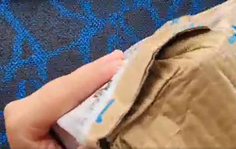 - Về sản phẩm và nhà bán hàng: Mình từng sử dụng loại bình này của L&L rồi, thấy tốt nên mua cho bạn dùng. Sản phẩm thì không có gì để chê, dung tích lớn, quai xách chắc chắn, giữ nhiệt tốt. Nhà bán hàng chuẩn bị hàng và gửi cho đơn vị vận chuyển cũng khá nhanh. Hàng được đóng trong hộp của L&L và hộp của TIKI.
- Về đơn vị vận chuyển: Tuy đã mua hàng trên TIKI nhiều lần, nhưng đây là trải nghiệm tệ nhất mình từng có, và lỗi hoàn toàn thuộc về đvvc. Mình đặt hàng ngày 12, hàng đóng gói xong và chuyển cho đvvc ngày 13, nhưng đến ngày 20 mình mới nhận được hàng (sau khi đã liên hệ TIKI để hối thúc). Hình thức kiện hàng thì các bạn nhìn hình sẽ rõ, rất đáng thất vọng luôn. Cũng may là còn hộp của L&L bảo vệ sản phẩm, nếu không thì hông biết cái bình sẽ móp méo tới cỡ nào nữa. Mong TIKI làm việc lại với đối tác vận chuyển GHN để khách hàng không có trải nghiệm tệ như mình.