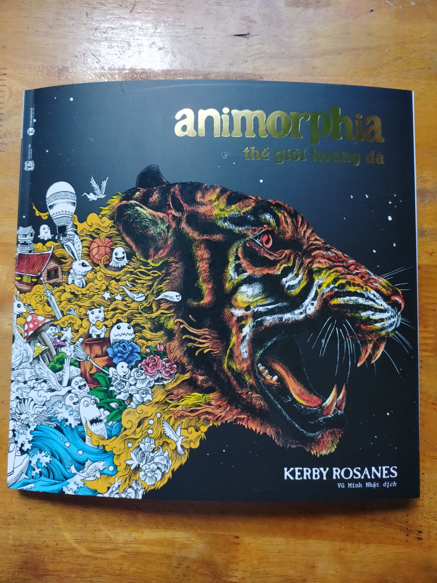 Đẹp cực kì nha mọi người. Mỗi tranh có rất nhiều chi tiết để tô, cuốn này thích hợp cho trình độ tô màu trung cấp trở lên.