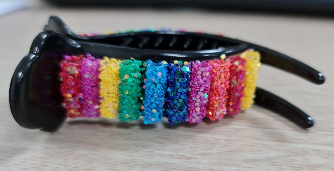 Hàng như hình, giao hàng nhanh. Kẹp lên tóc hơi lỏng, ko giữ cố định được búi tóc. Kẹp điệu chơi chơi thì ok, chứ ko chắc chắn, hạt màu dán keo dễ bong tróc.