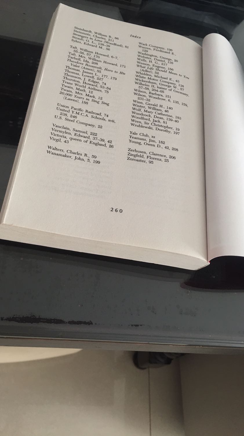 Sách tôi vừa nhận từ Fahasa không giống miêu tả sp trên Tiki. Bìa sách rất mỏng, chỉ 260 trang, kích thước sách 20*13*1.5???. Chưa kiểm tra nội dung nhưng hình thức đã thấy thất vọng.
