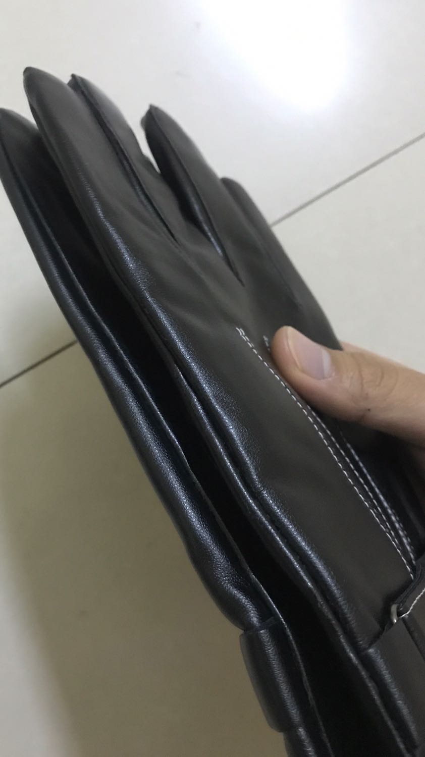 Găng tay da mềm mại, lớp lót lông đeo vào rất ấm và êm tay nữa, không có cảm giác thôi bởi da. Đeo rất mềm mại và dễ chịu. Cảm ứng điện thoại ngon lành. Nói chung so với tầm giá thì đánh giá 5 sao ủng hộ shop luôn.